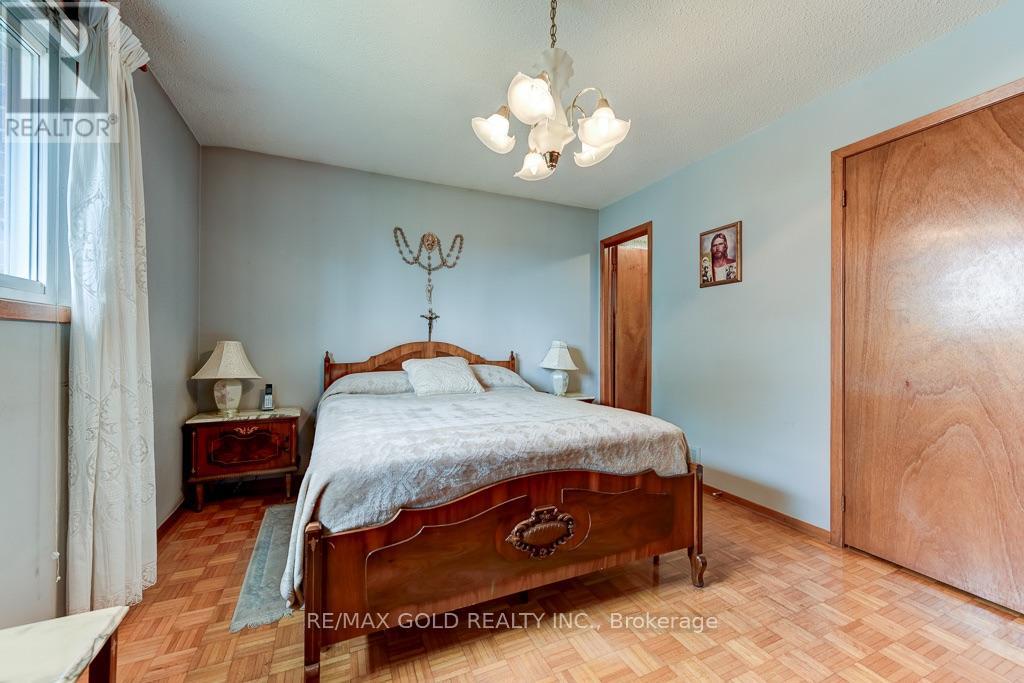 70 MALCOLM CRESCENT - 22