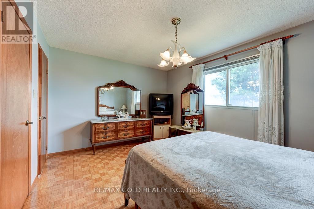 70 MALCOLM CRESCENT - 23