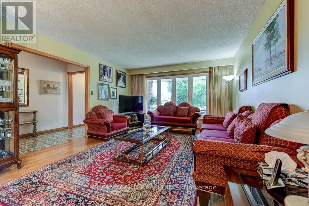70 MALCOLM CRESCENT - 6