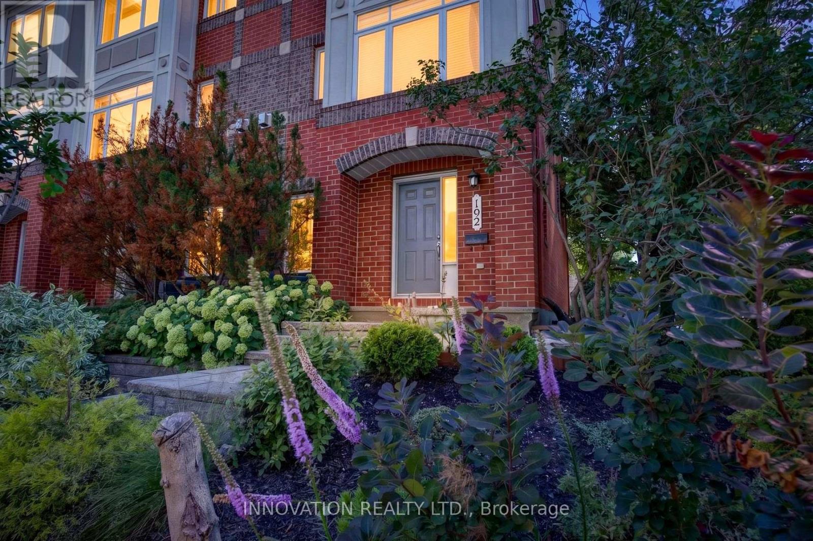 FREEHOLD end unit minutes from Ottawa River!