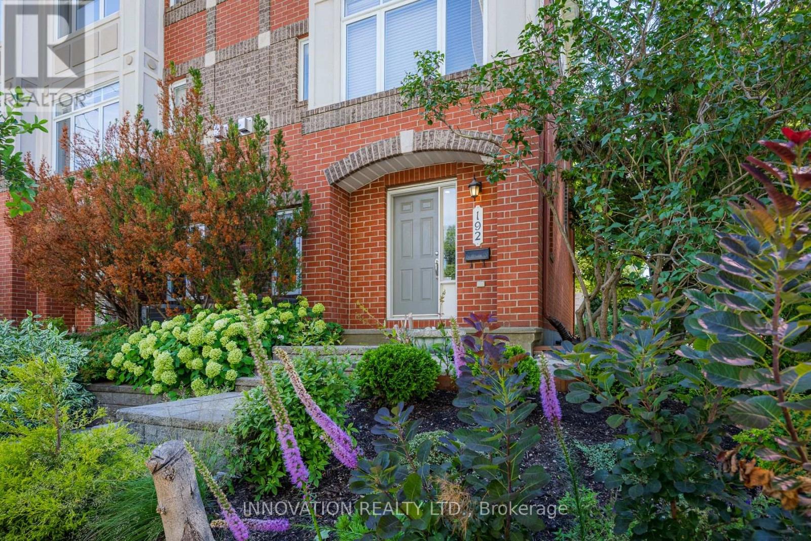 Stunning landscaping & great neighbours!