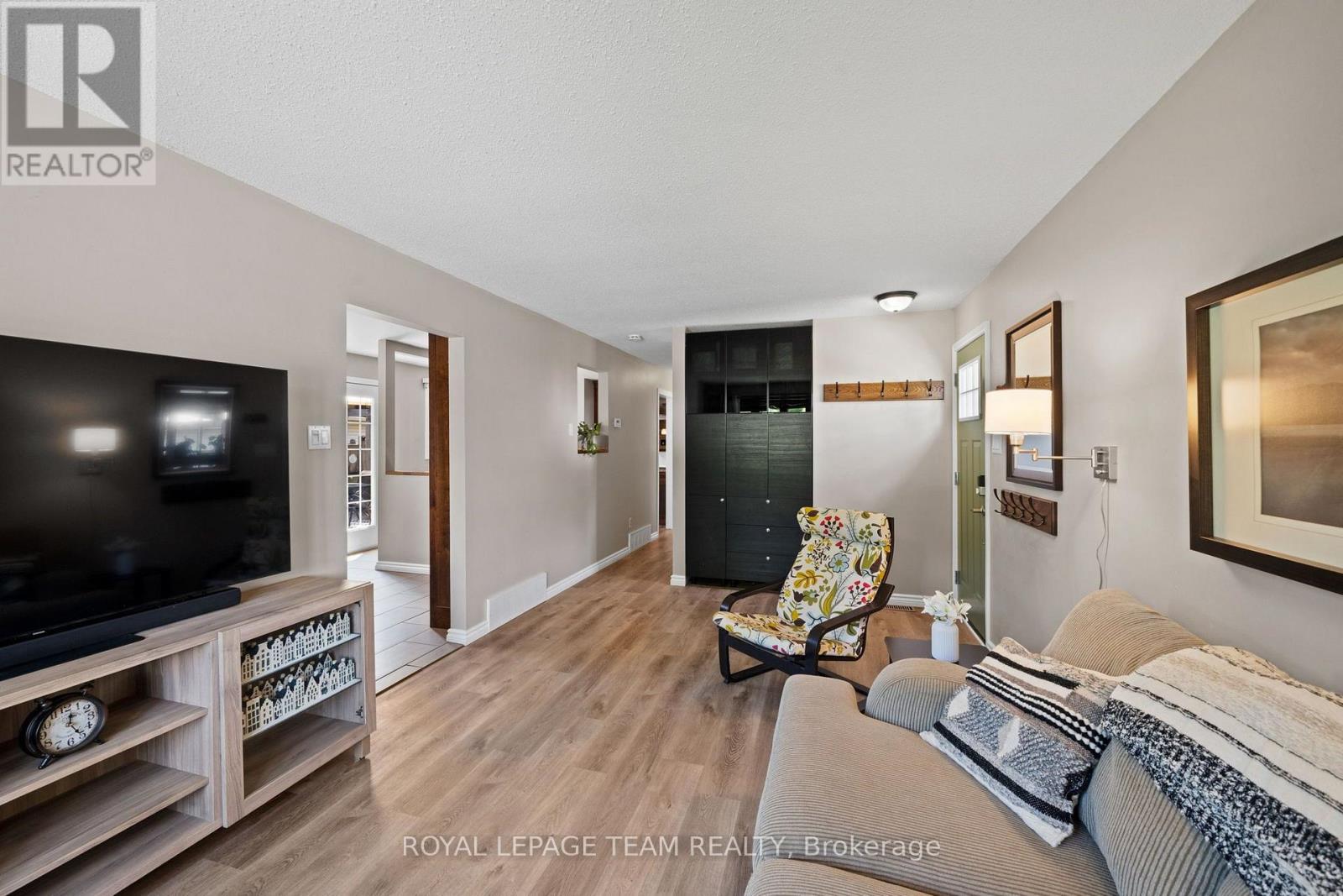 3 Bed, 2 Bath House for Sale in Ottawa – 27 BALLANTRAE WAY, Ottawa – MLS# X13685854 - Image 9