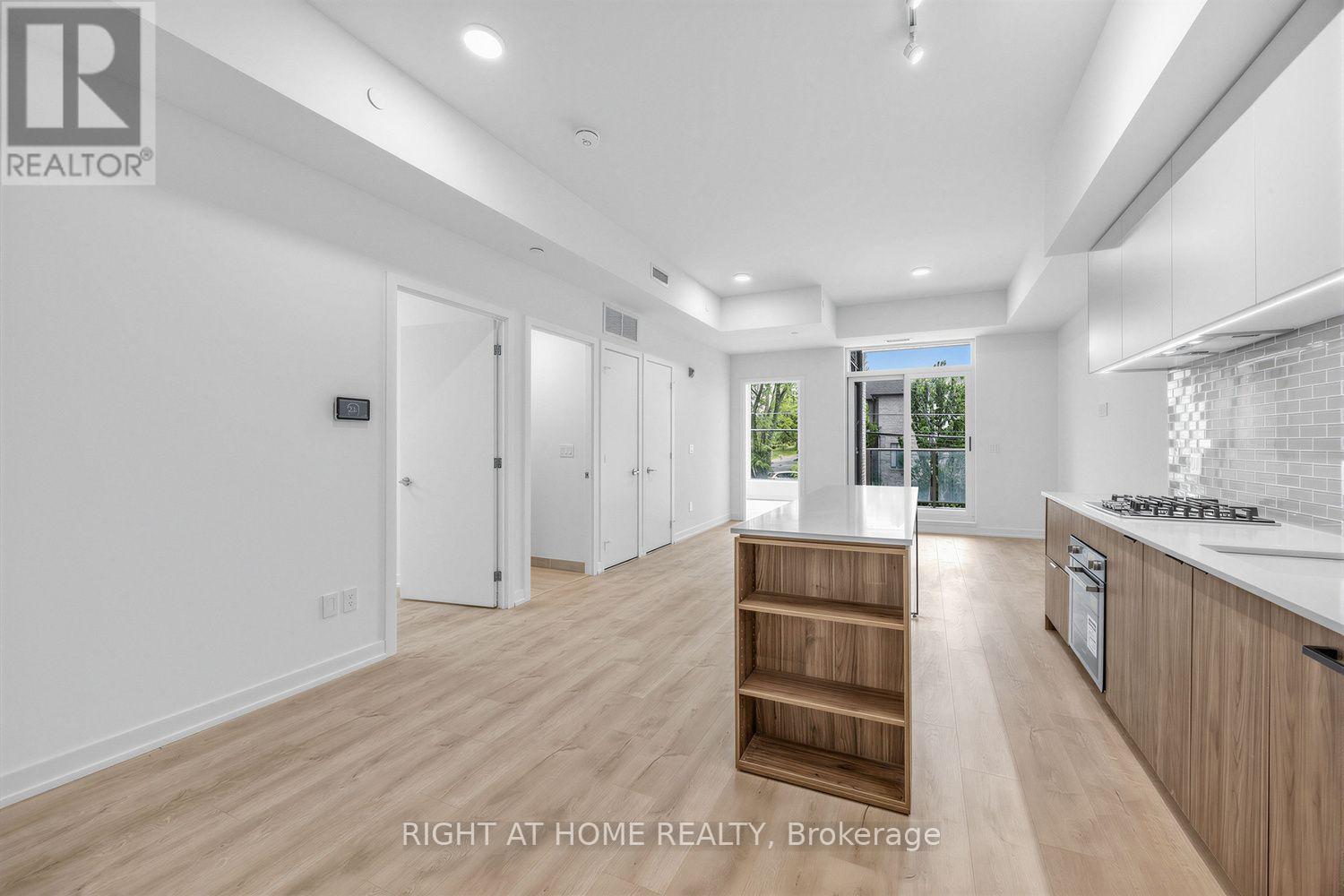#207 722 MARLEE AVENUE - 2