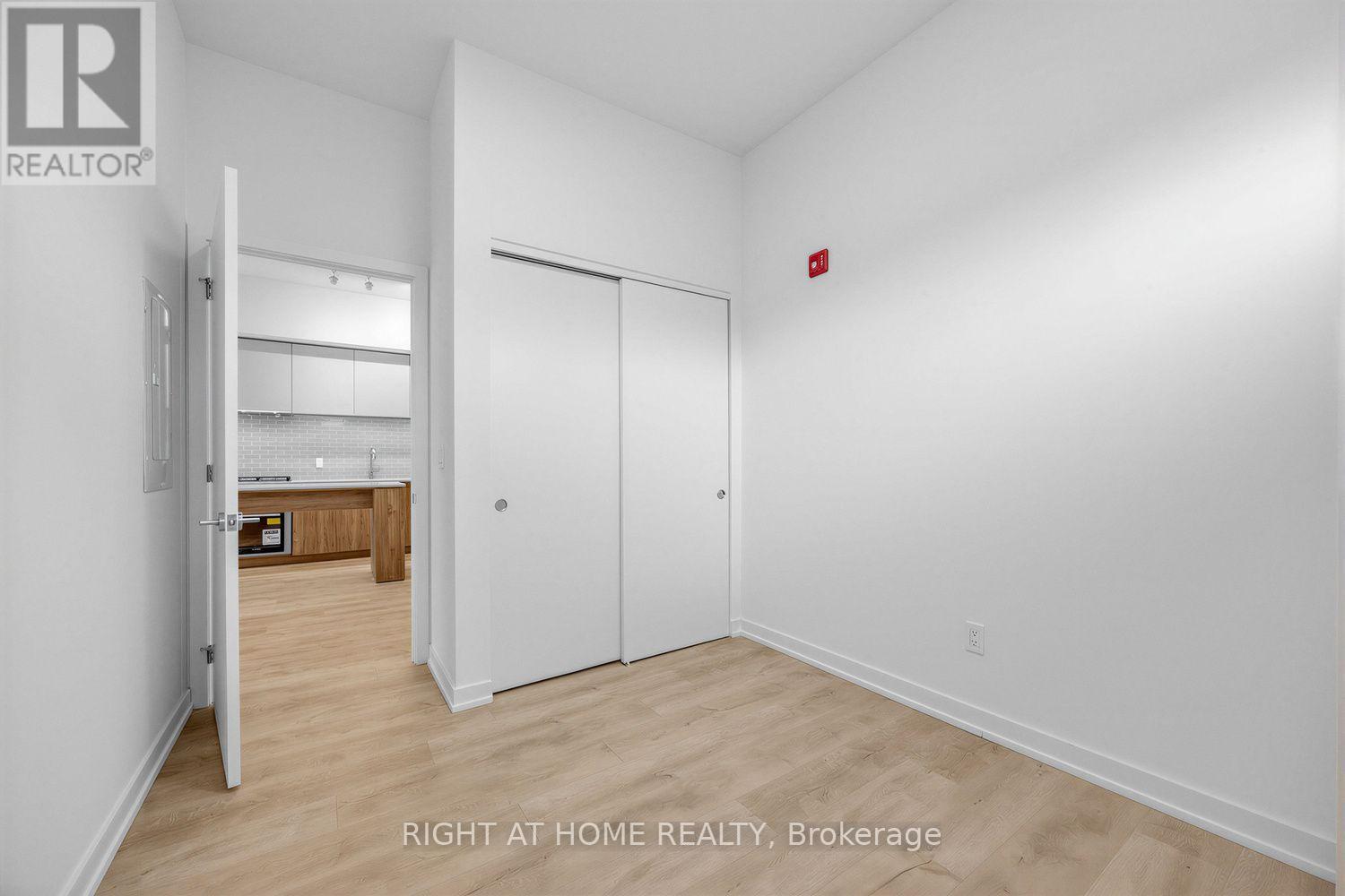 #207 722 MARLEE AVENUE - 23