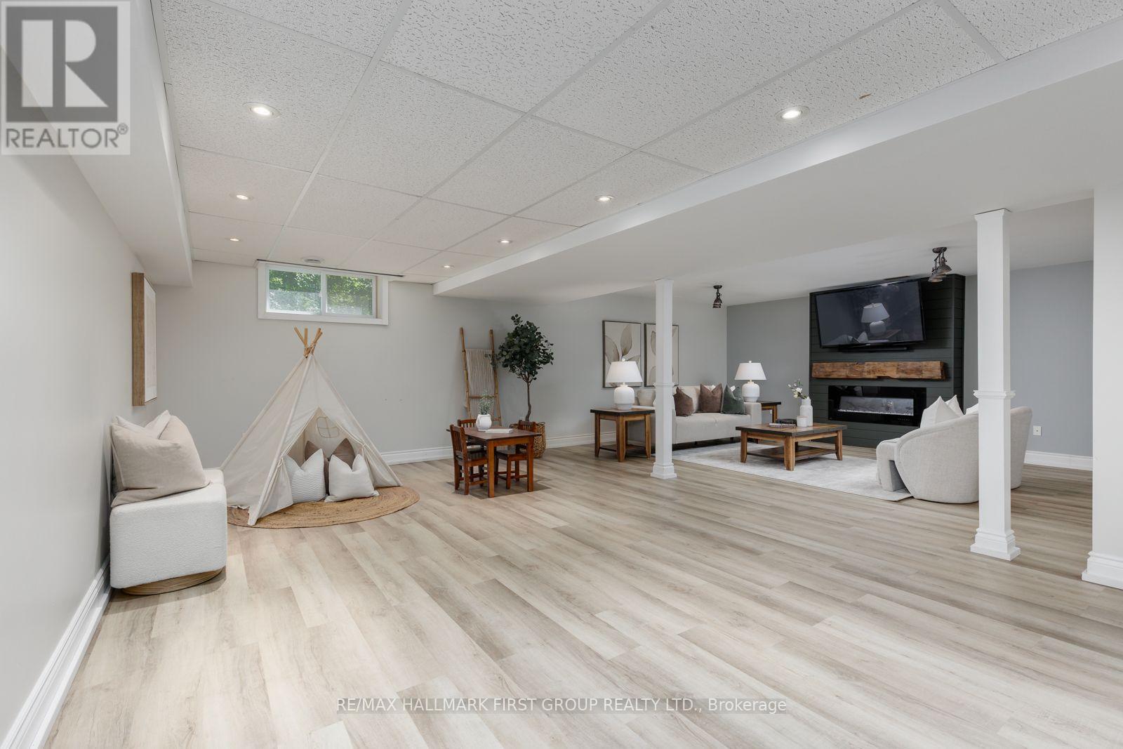 20 LAGOON DRIVE - 33