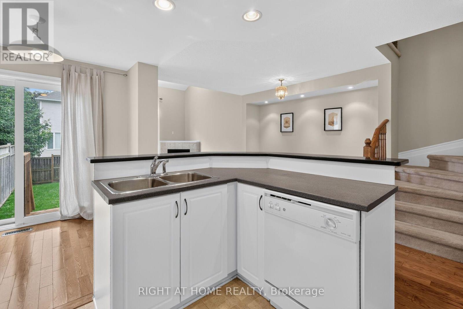 2 Bed, 3 Bath House for Sale in Ottawa – 2022 MELETTE CRESCENT, Ottawa – MLS# X13685912 - Image 15
