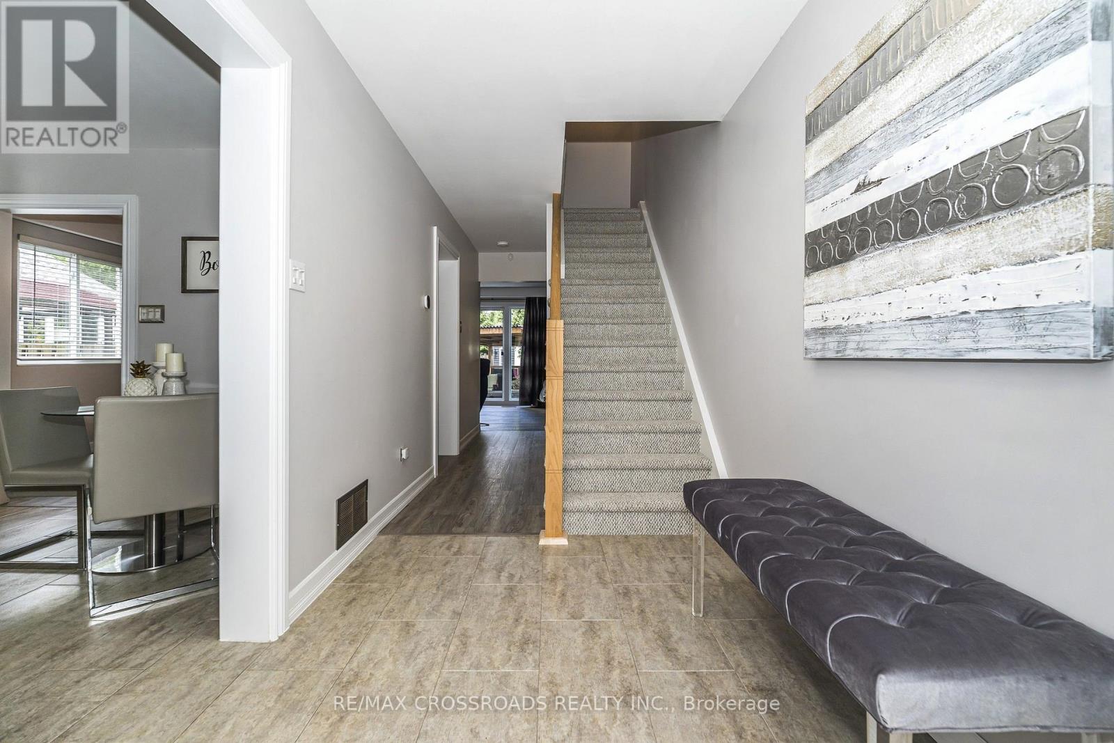 655 DODSWORTH CRESCENT - 3
