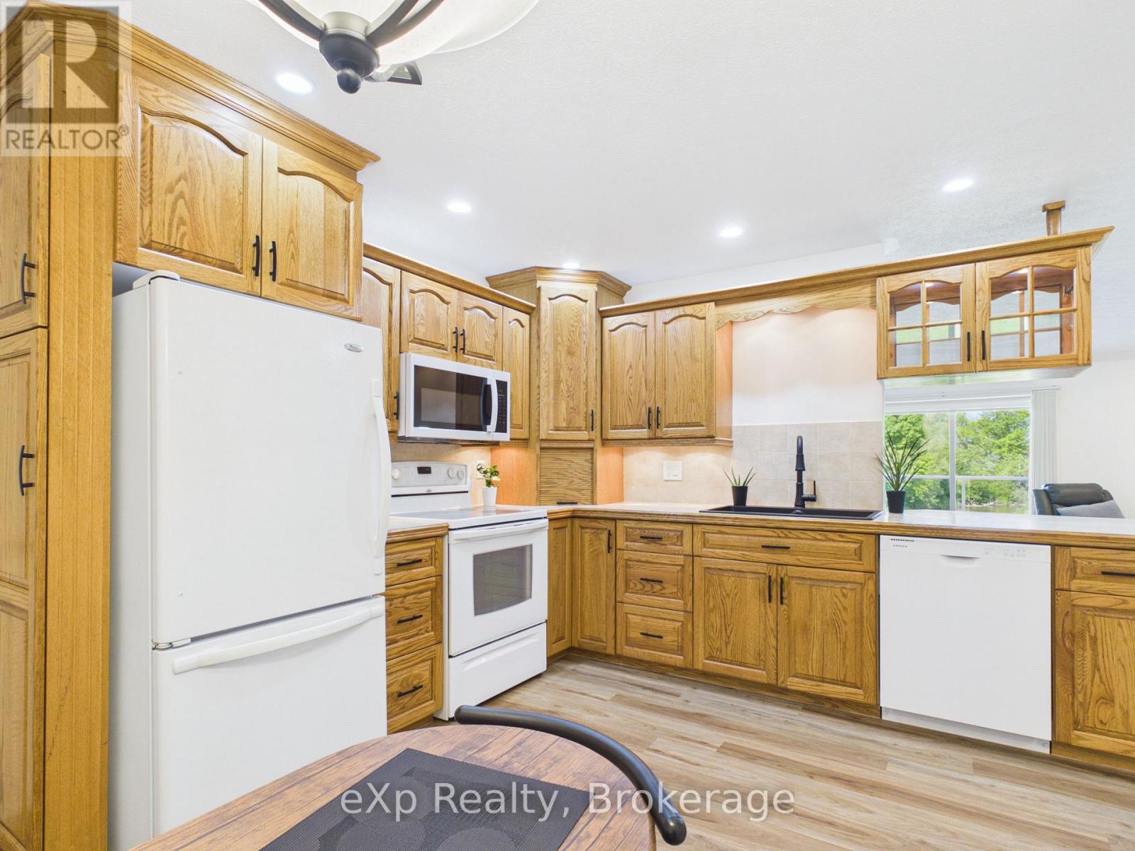 #202 85 WILLIAM STREET N - Image 7