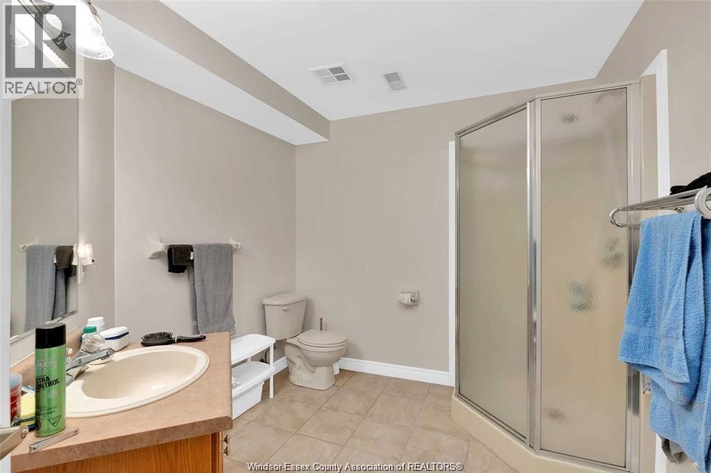 831 LAWNDALE - Image 19