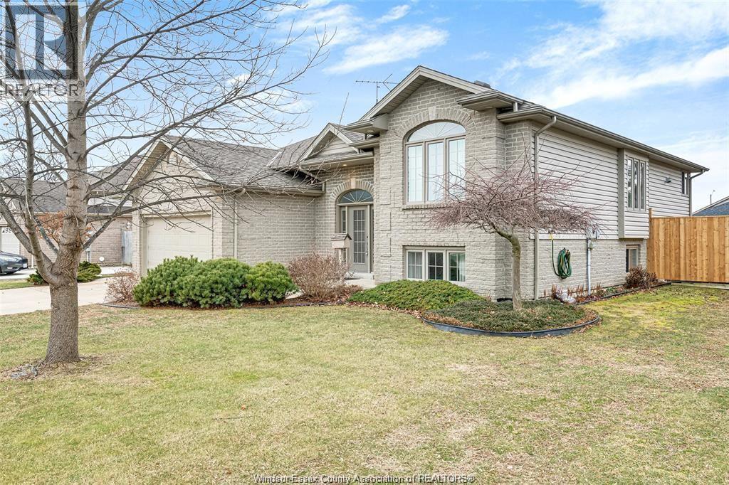 831 LAWNDALE - 2