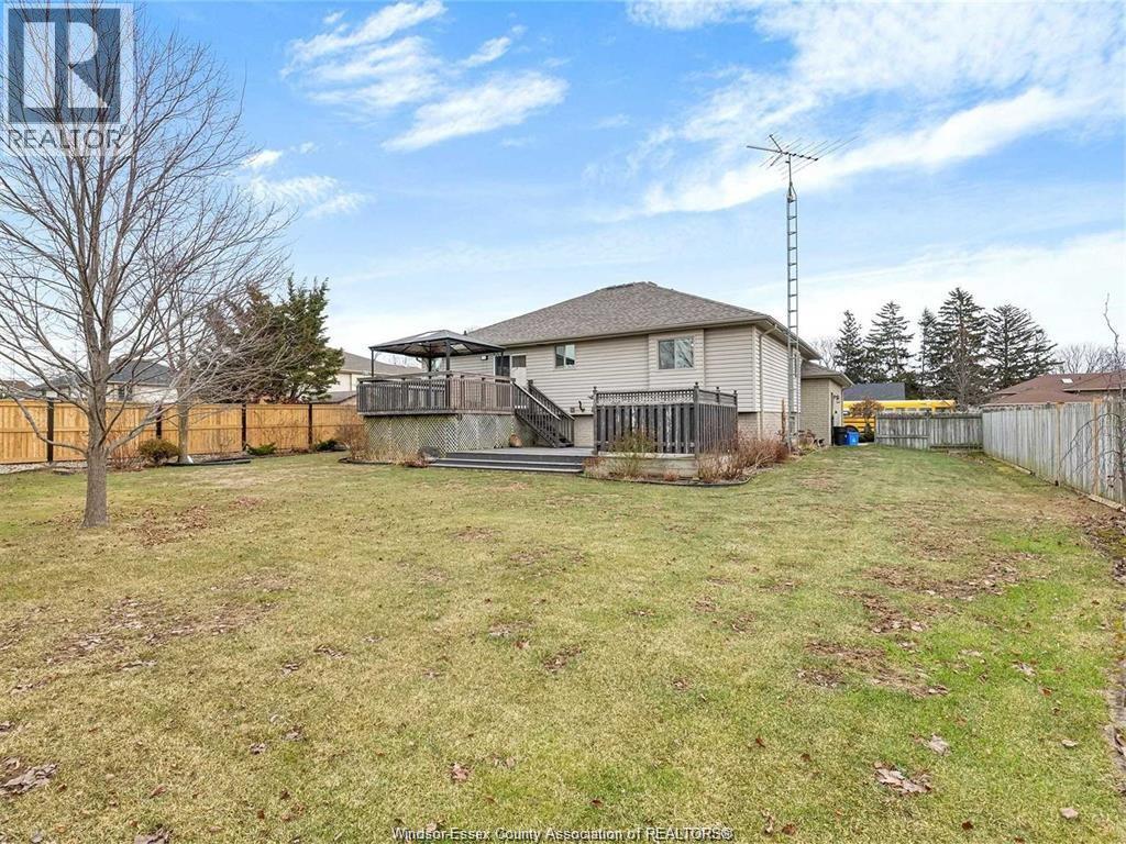 831 LAWNDALE - 22