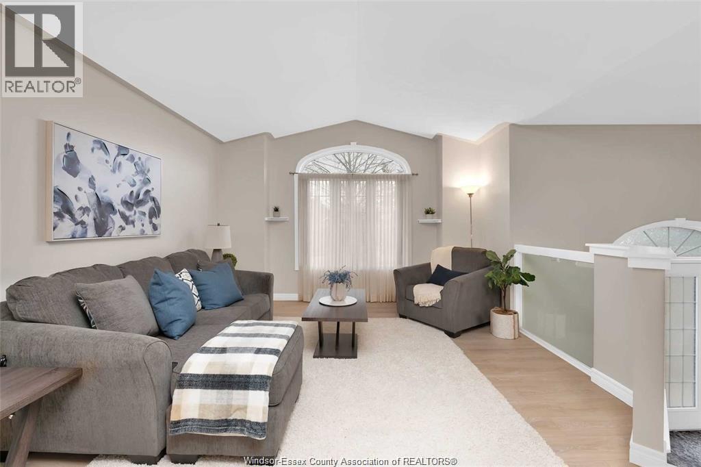 831 LAWNDALE - Image 4