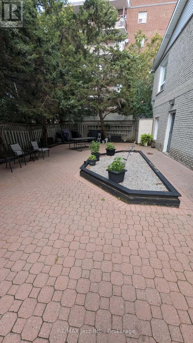 #106 26 SPENCER STREET E - Image 8