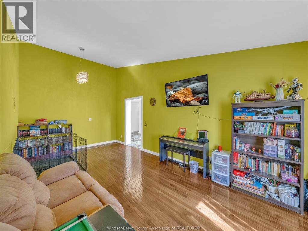 1098 STONEYBROOK CRESCENT - 33