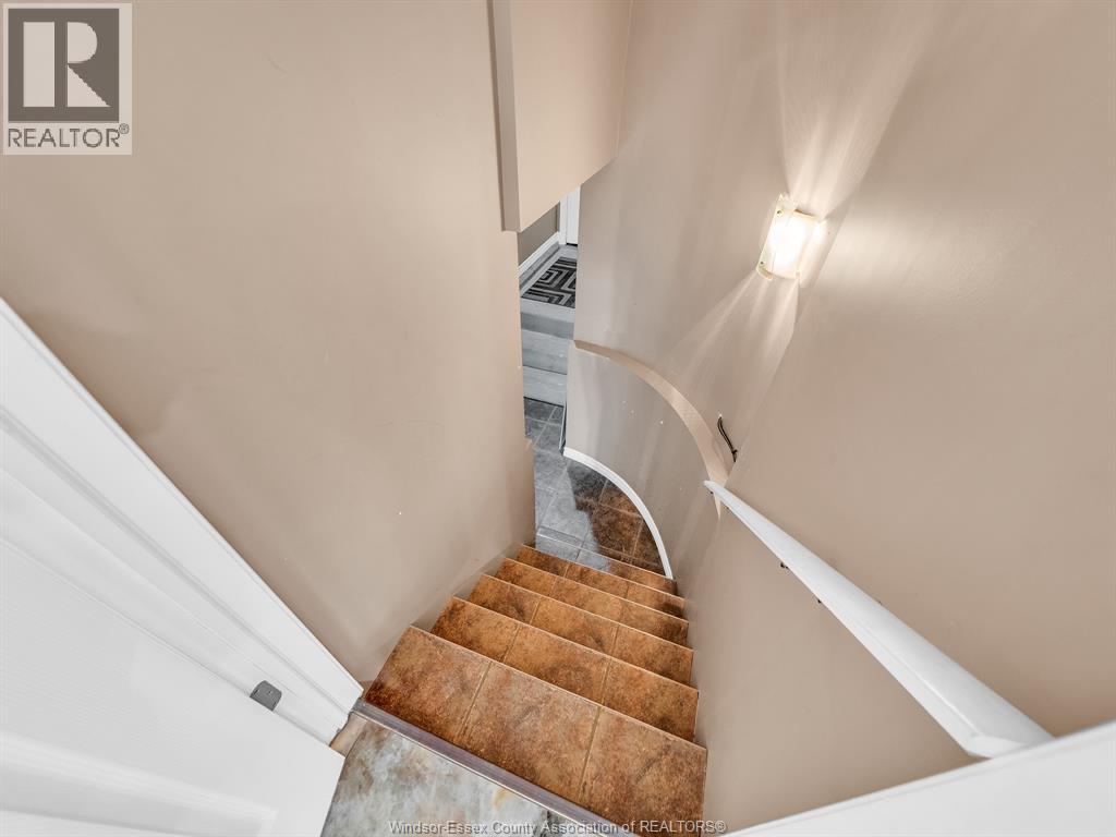 1098 STONEYBROOK CRESCENT - 35