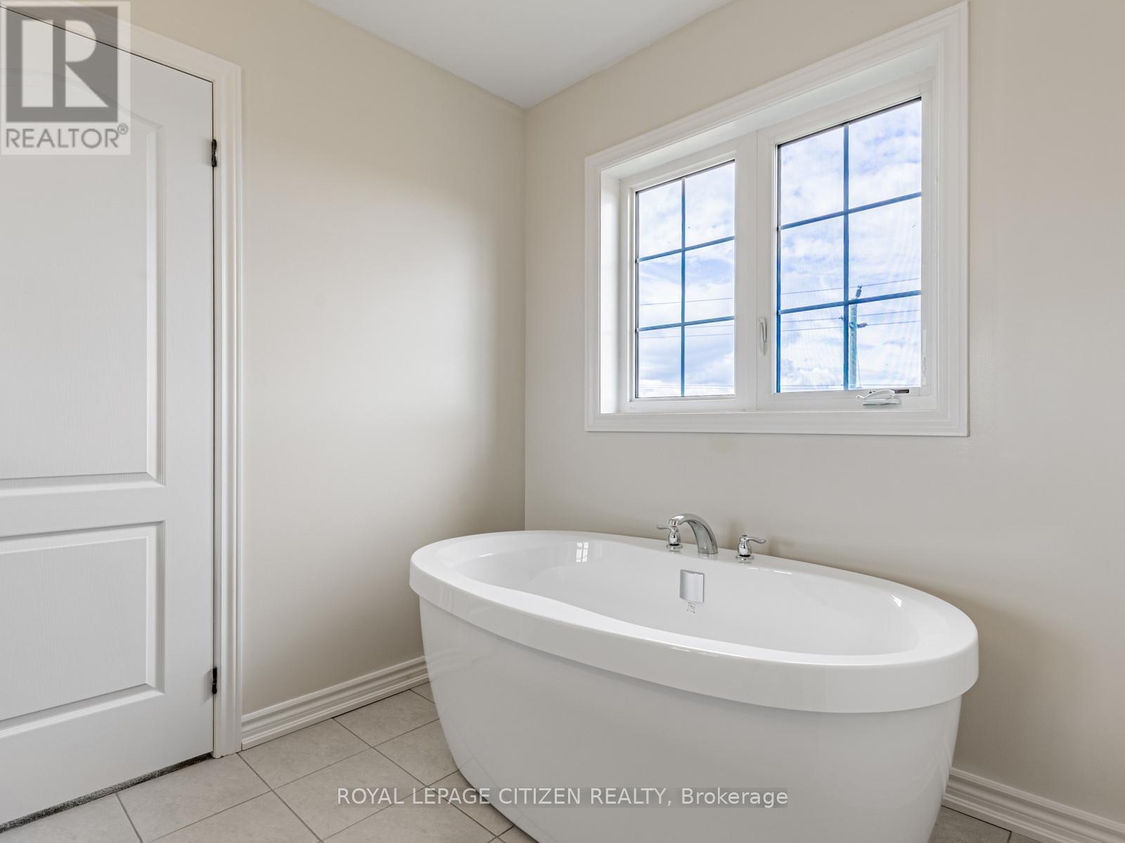 63 FENN CRESCENT - 31
