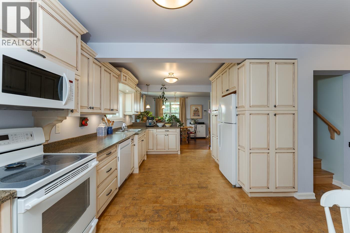 2212 MCBRIDE CRESCENT - 21