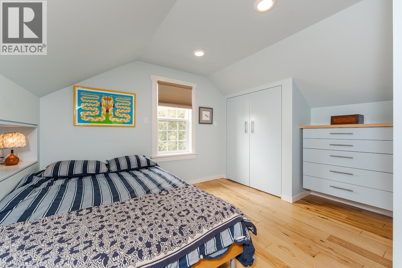 2212 MCBRIDE CRESCENT - 28