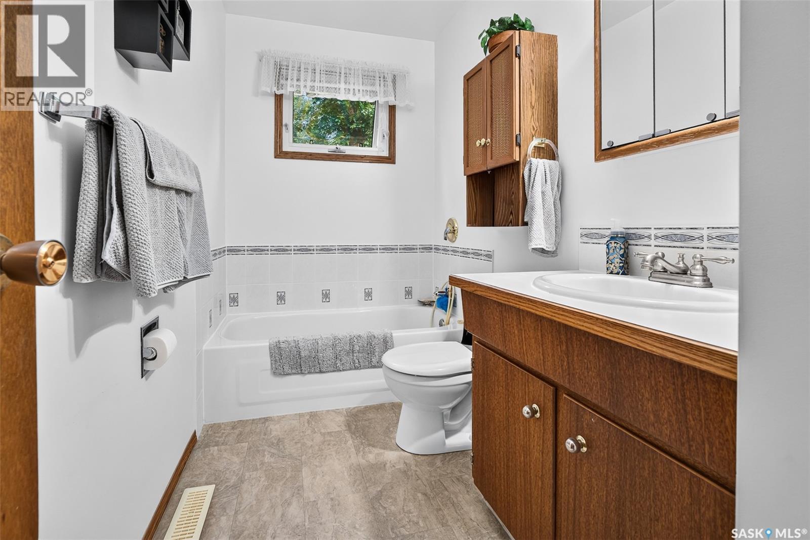 919 Holdsworth CRESCENT - 25