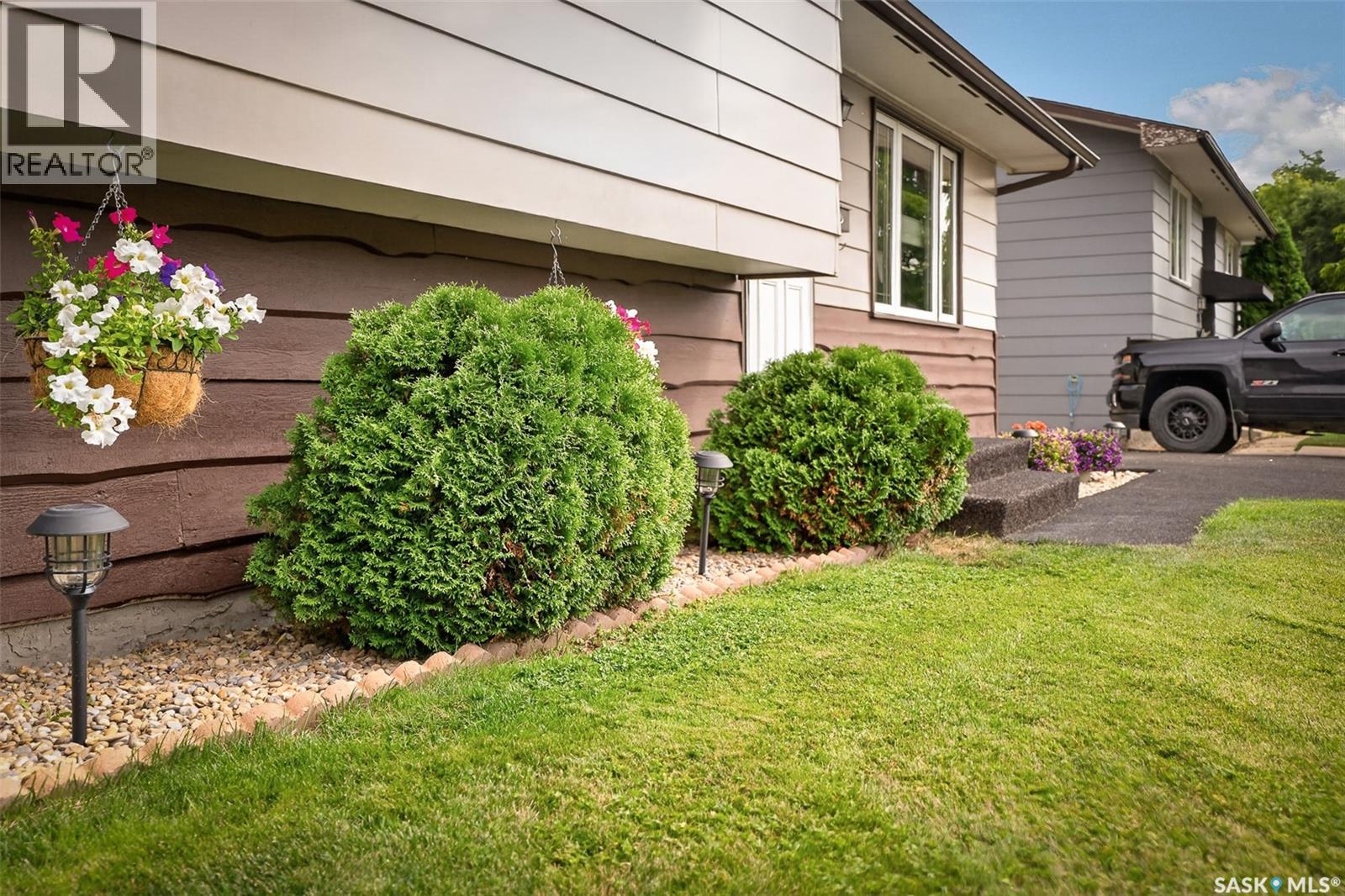 919 Holdsworth CRESCENT - 3