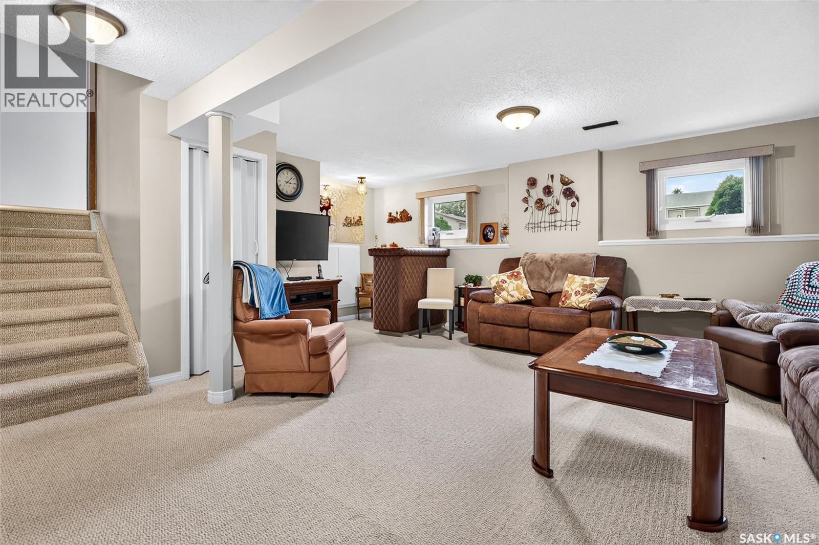 919 Holdsworth CRESCENT - 34