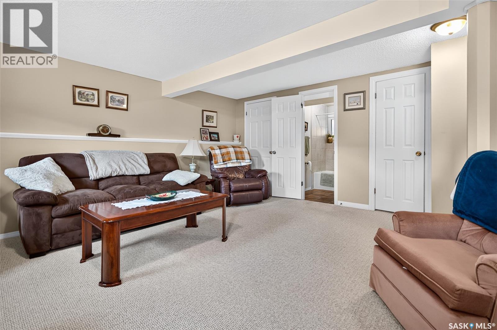 919 Holdsworth CRESCENT - Image 38