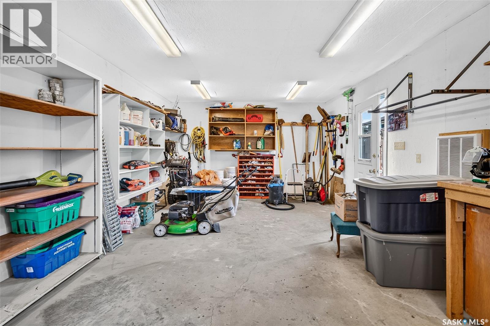 919 Holdsworth CRESCENT - 48