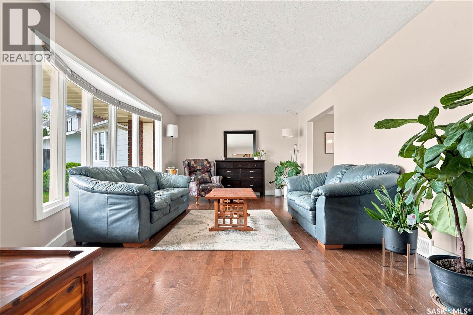 242 Auld CRESCENT - Image 5