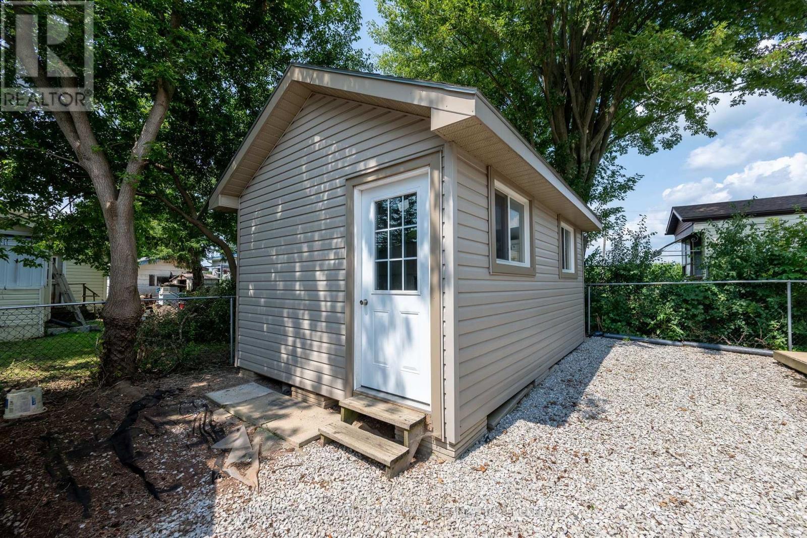18 PINEVIEW STREET - 10