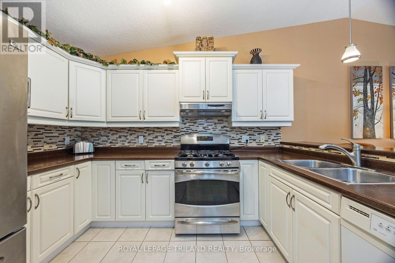 #38 572 THISTLEWOOD DRIVE - 12