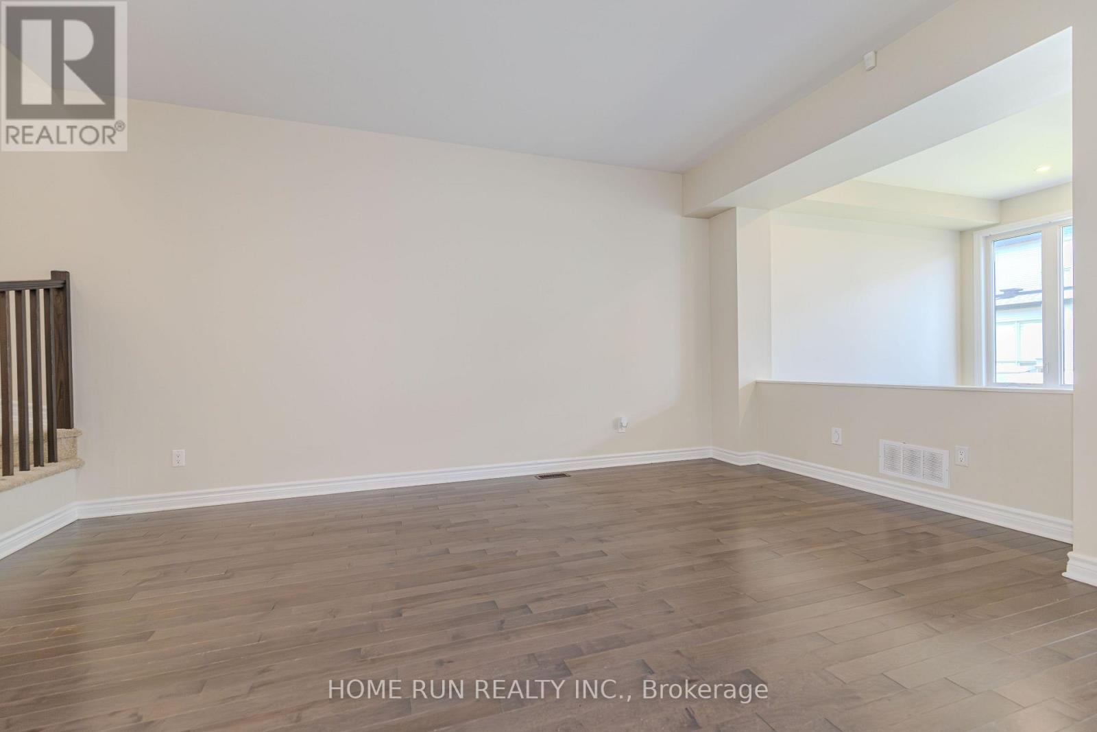 785 CAIRN CRESCENT - 16