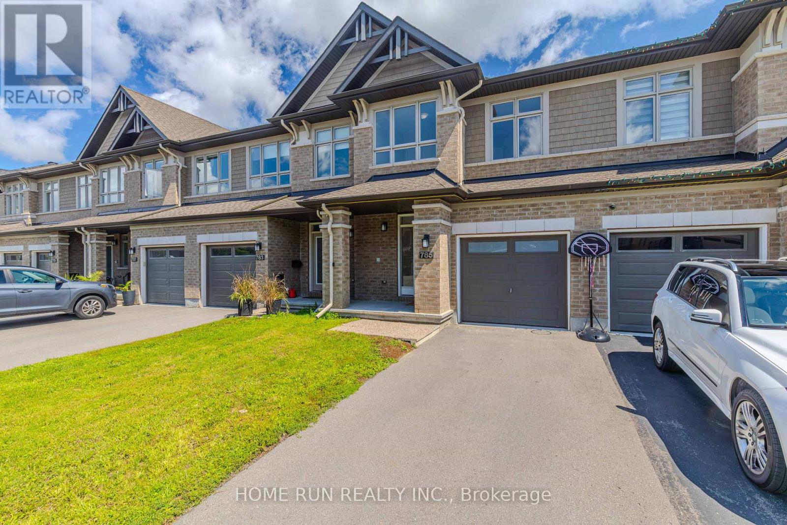785 CAIRN CRESCENT - 2