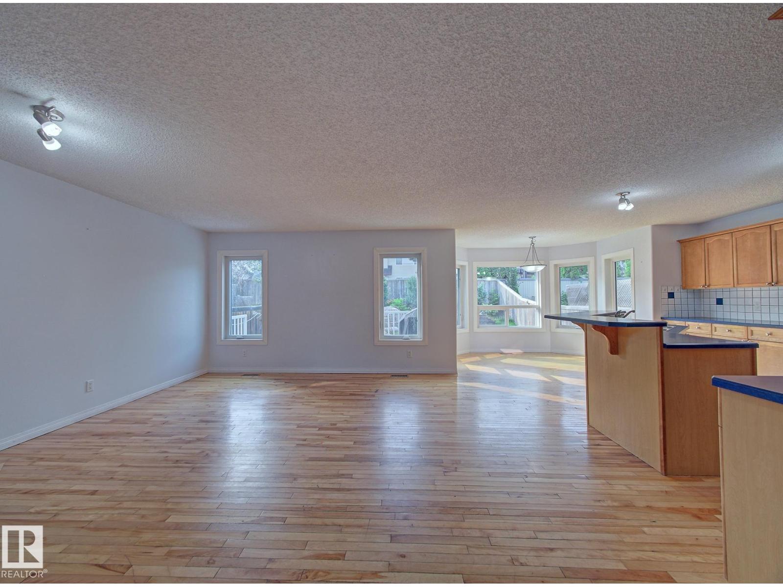 13 Almond Ba photo 4 — MLS® E4500477