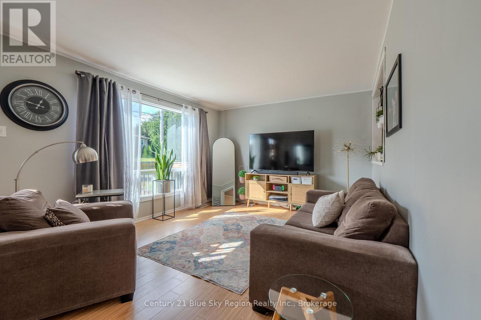 980 LILY STREET - Image 17