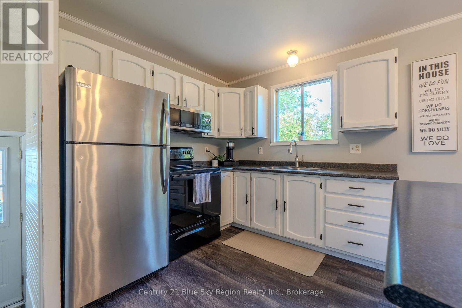 980 LILY STREET - Image 9