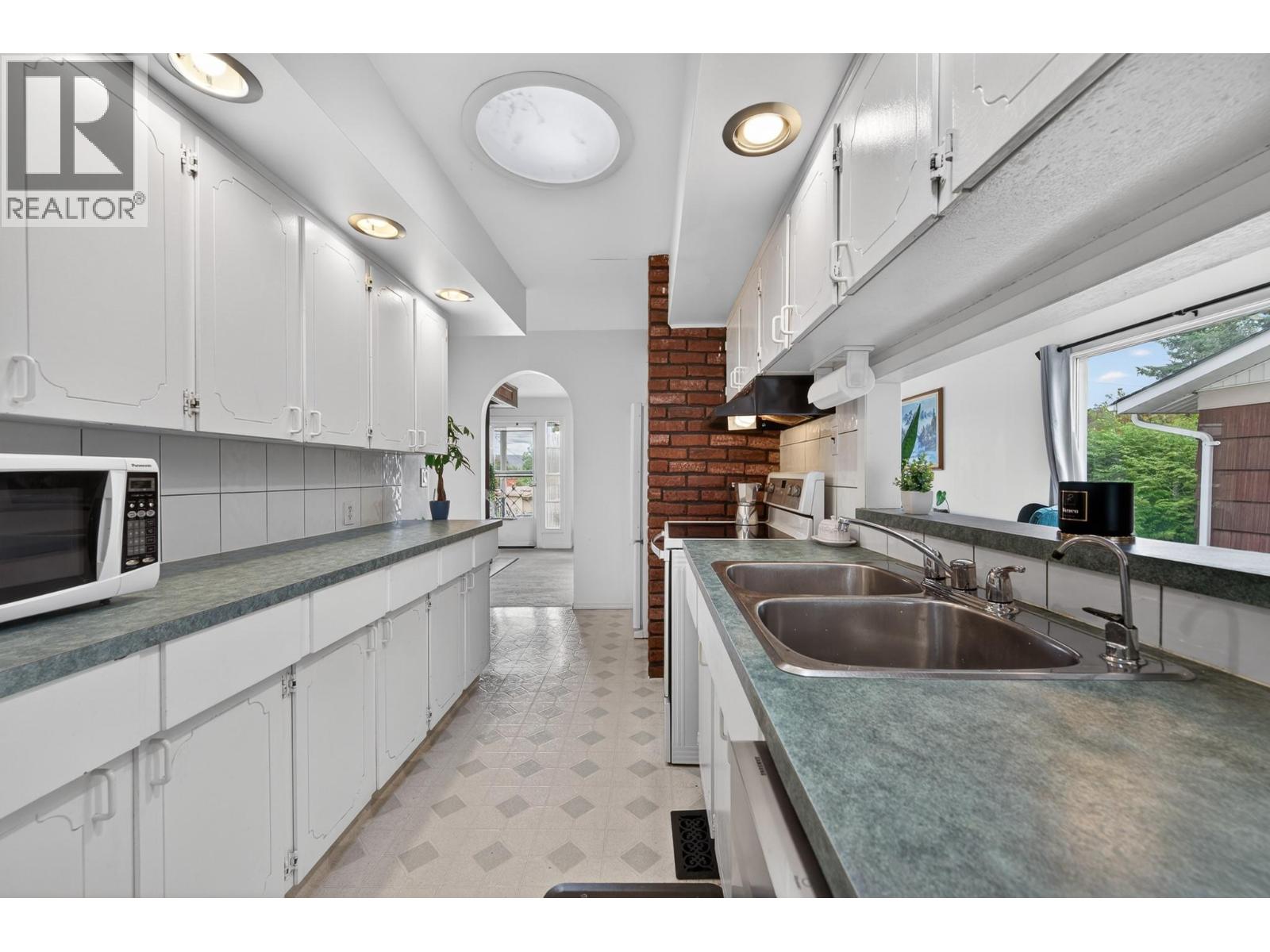 743 DOUGLAS Street - 11