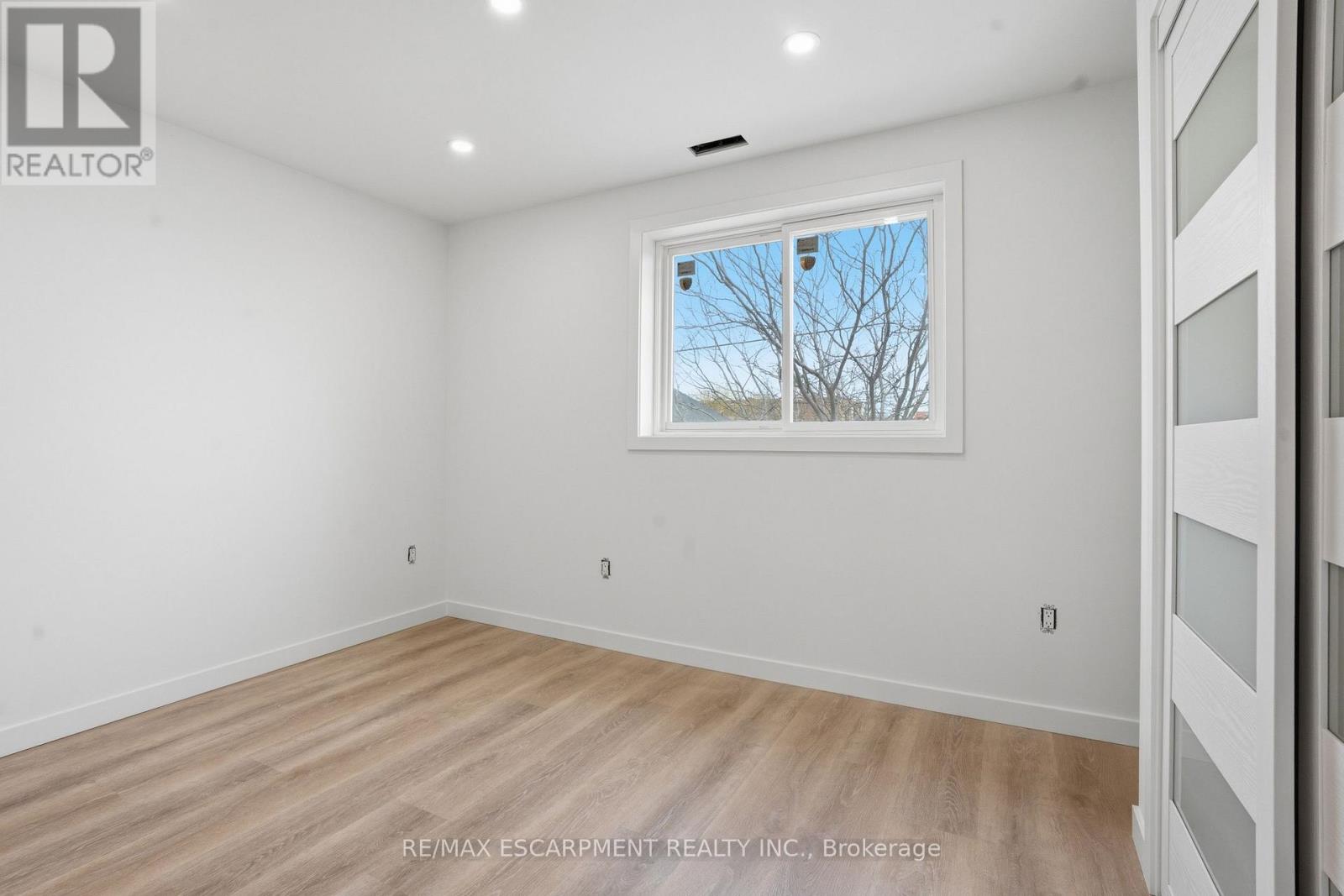 1049 GLENCAIRN AVENUE - 6