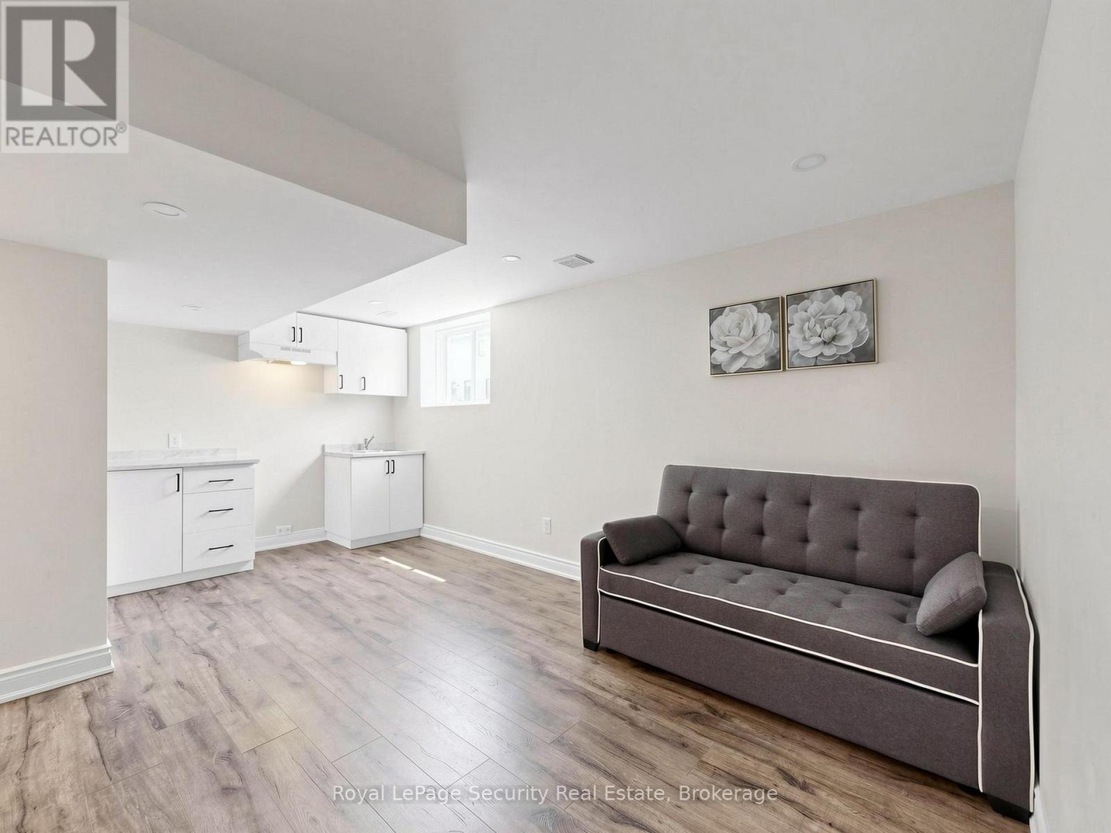 #86 121 SEBASTIAN STREET - Image 32