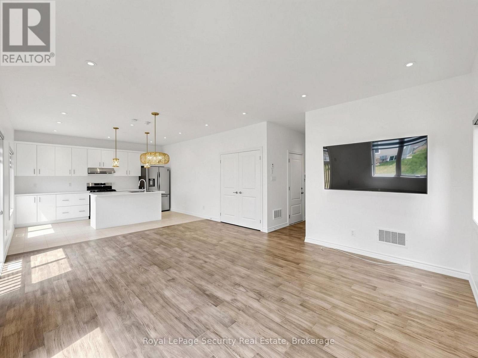 #86 121 SEBASTIAN STREET - 7