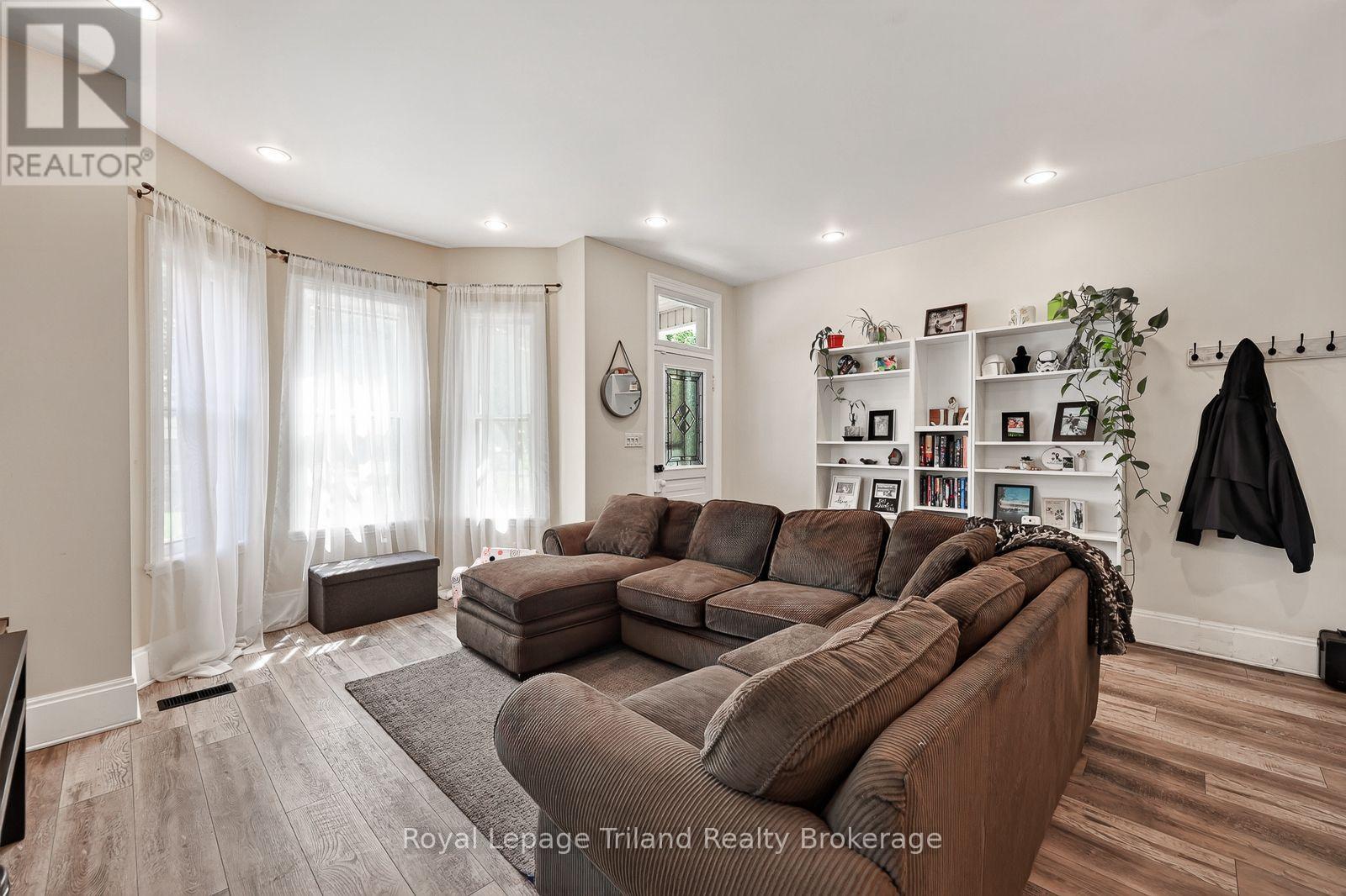257 HUNTER STREET - Image 8