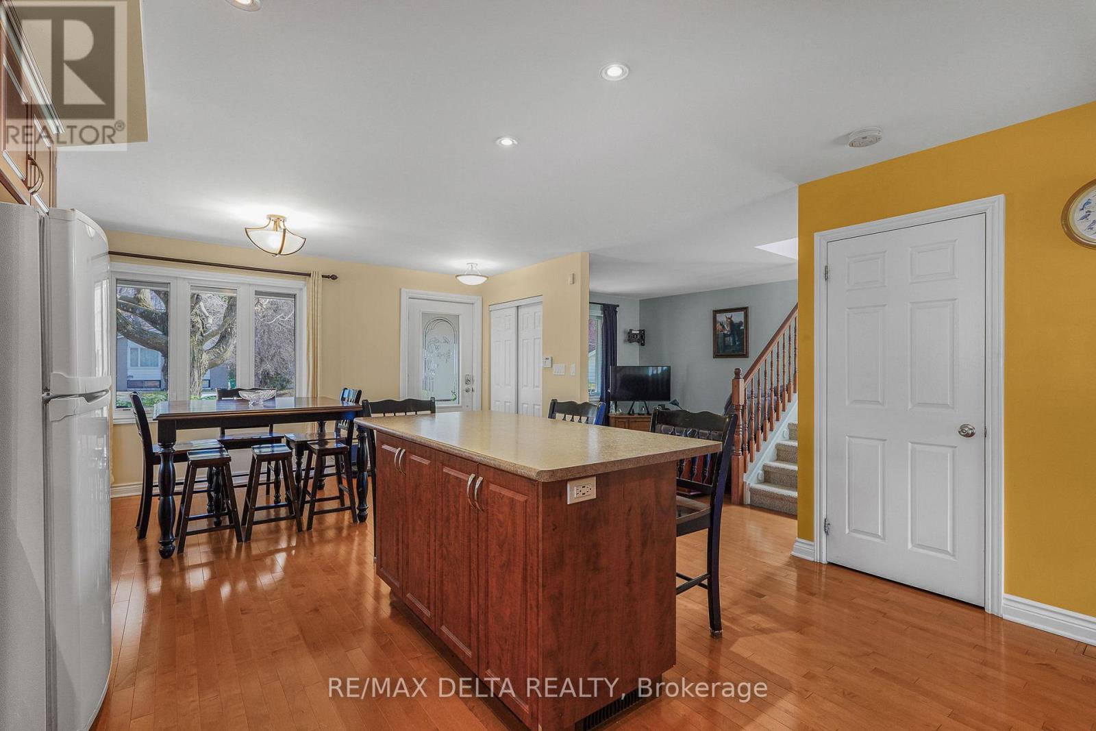 3 Bed, 2 Bath House for Sale in Ottawa – 2567 CLEROUX CRESCENT, Ottawa – MLS# X13686884 - Image 11