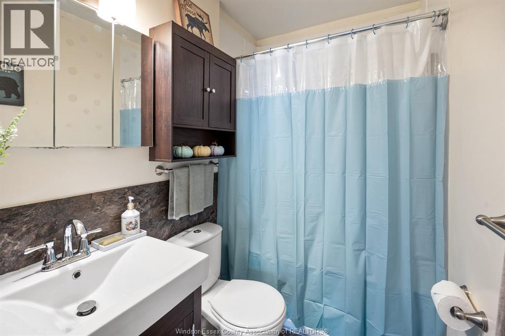 8 Young STREET - Image 10