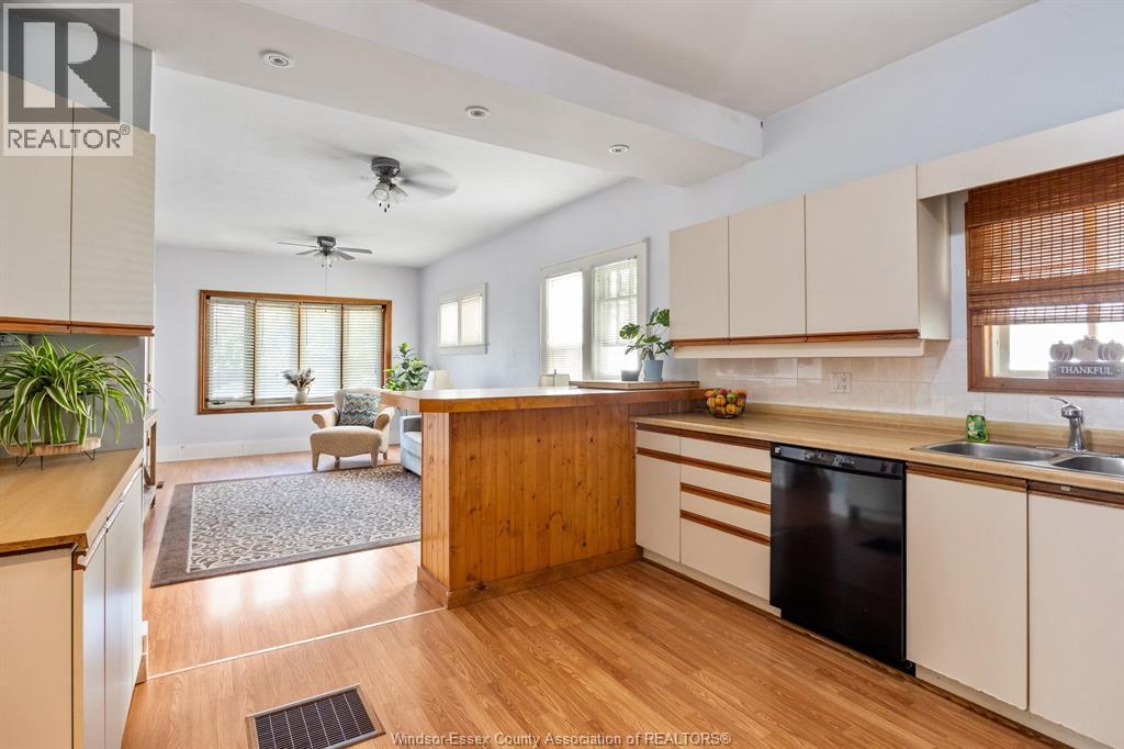 8 Young STREET - Image 7