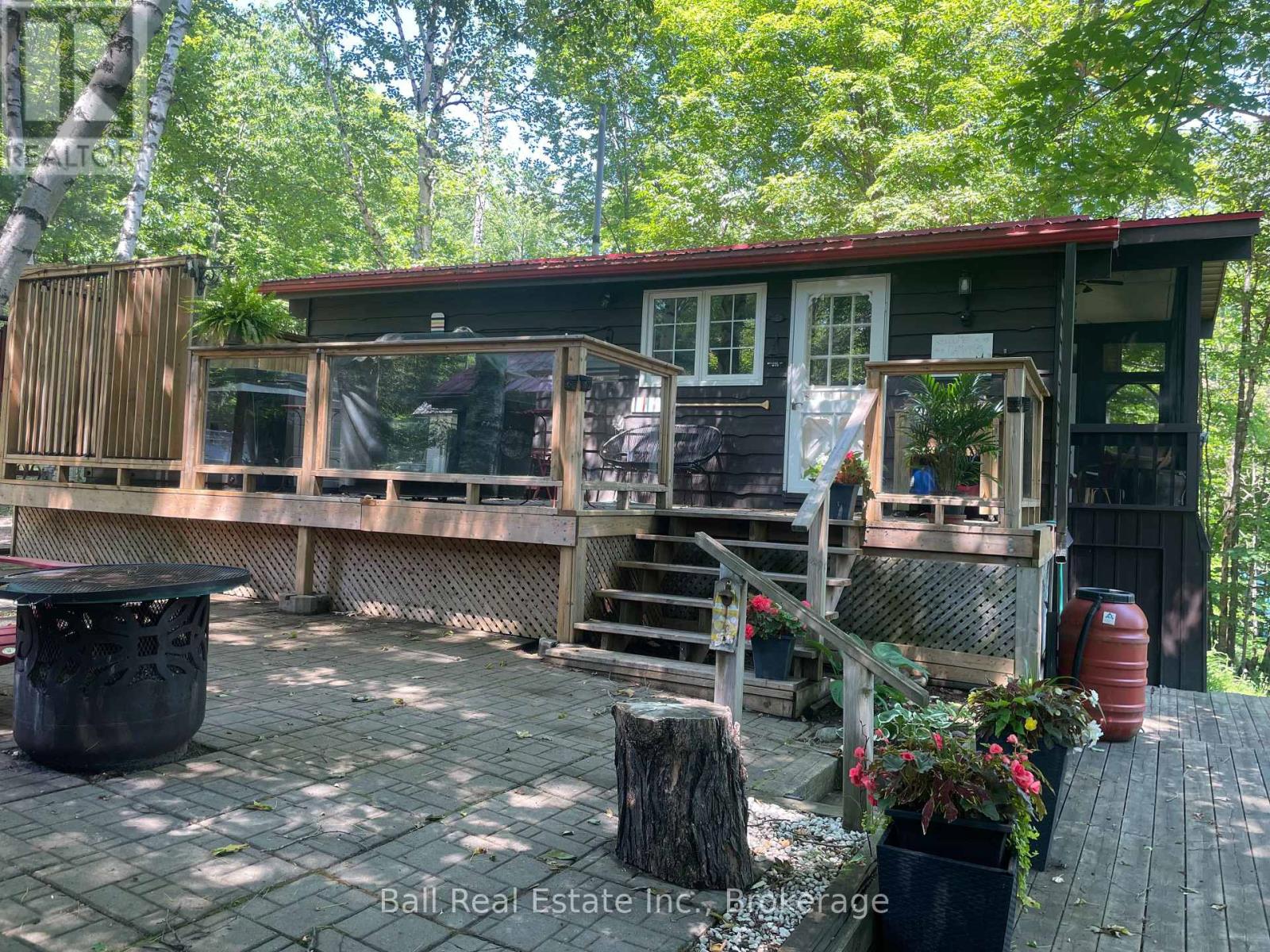 1046 EDITH CRESCENT - 23