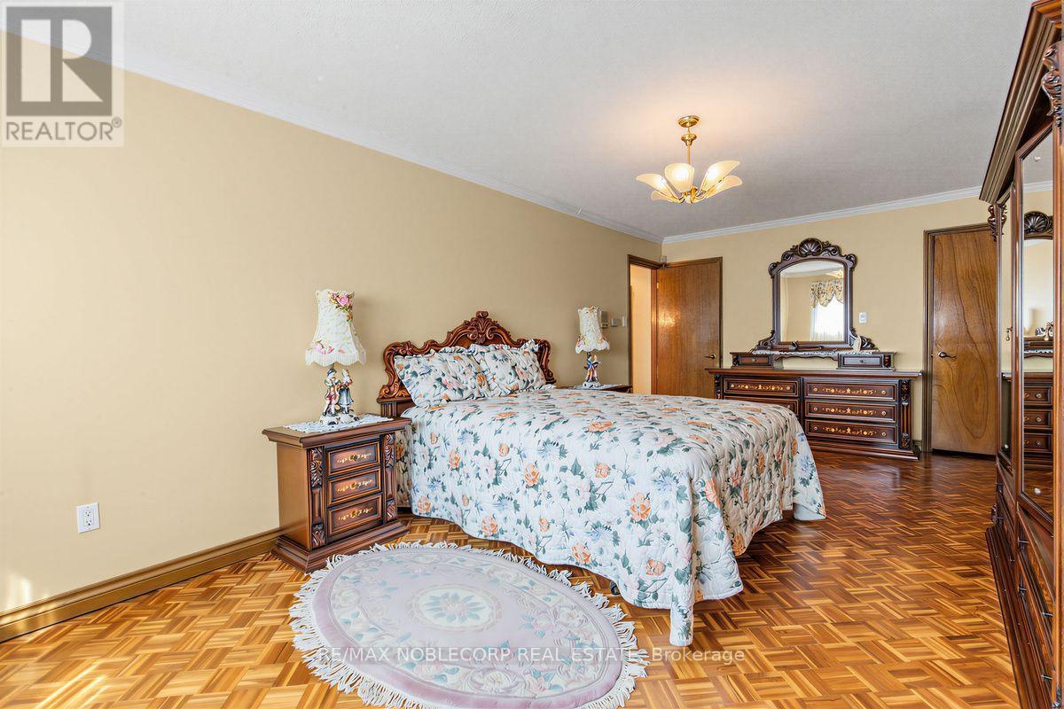 256 AIRDRIE DRIVE - 28