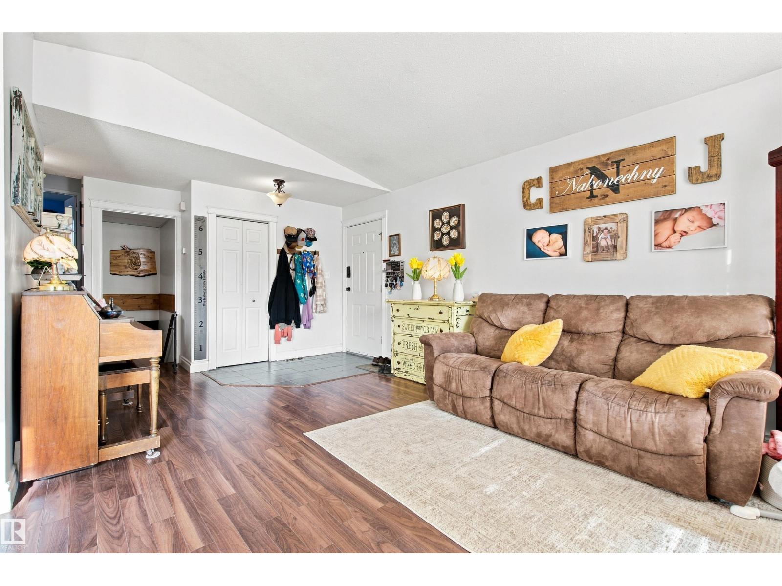 301 22 ST - Image 3