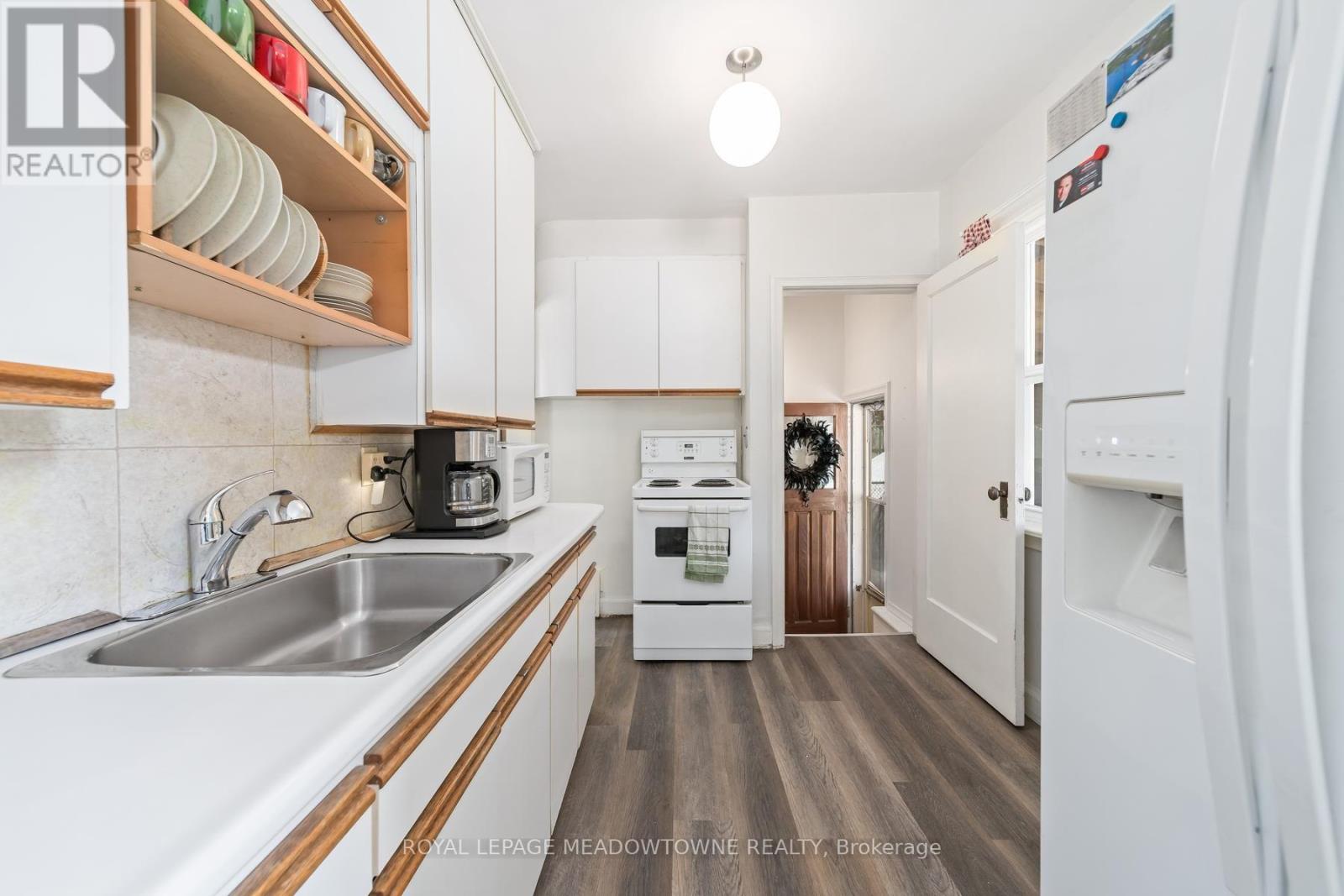 27 ROYCE AVENUE - 13