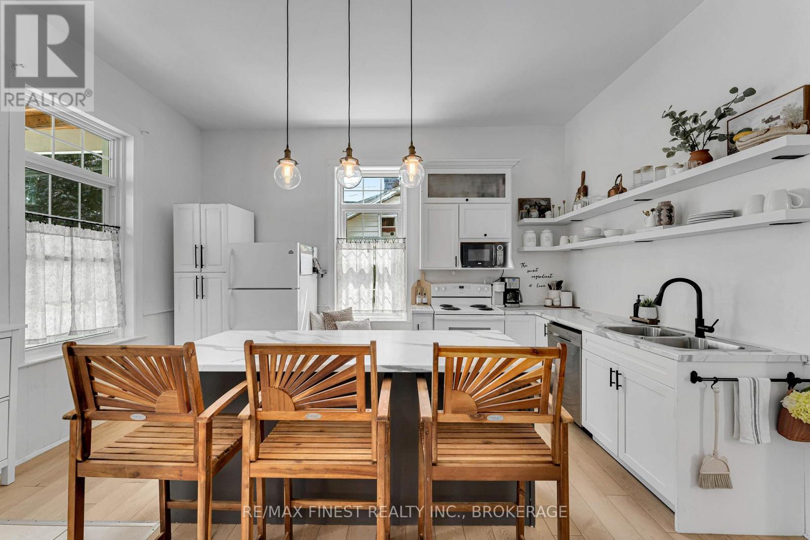 136 ROBERT STREET - 10