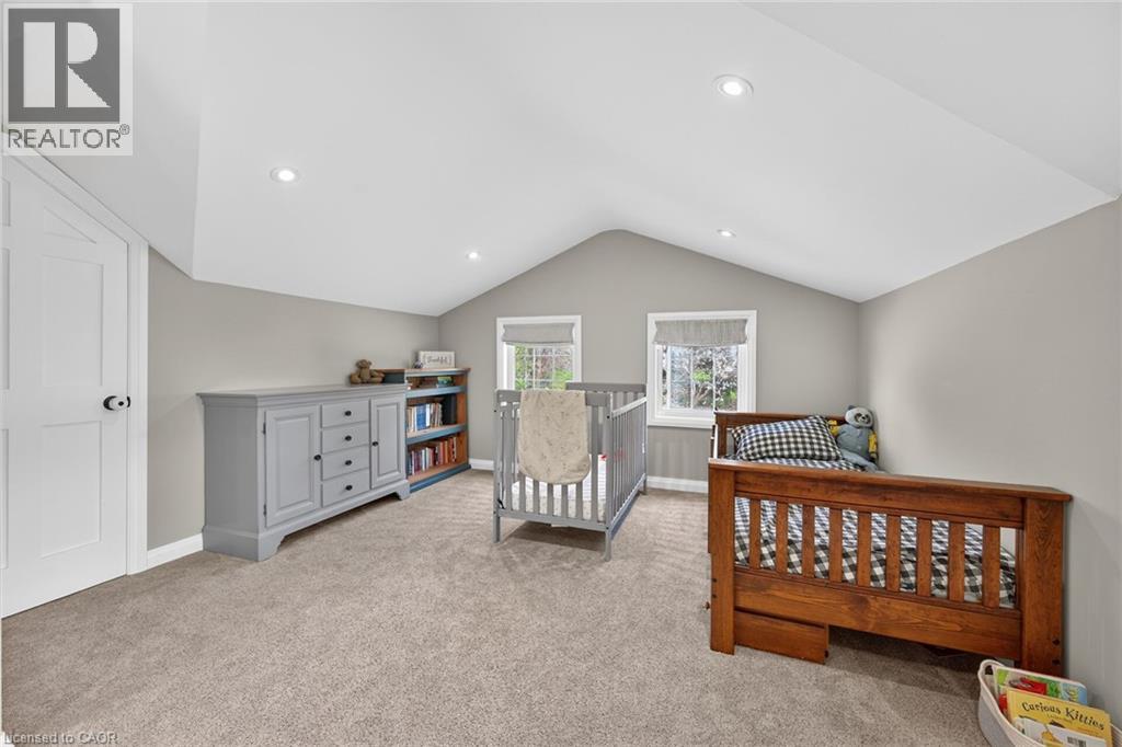 22 KING Avenue - 24