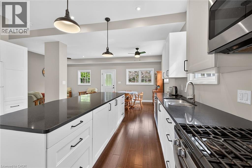 22 KING Avenue - 8